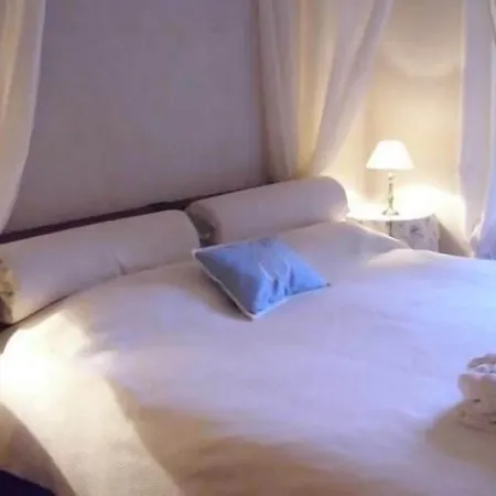 ベッド・アンド・ブレックファスト Castello Di 4*