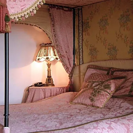 Castello Di Bed and breakfast